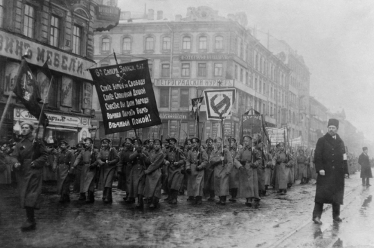 1917. gada 26. februārī cara policija Pēterburgā nogalināja 182 cilvēkus. Viņu bēru gājiens izvērsās demonstrācijā.