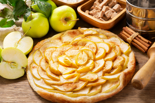 Plātsmaize ar kompota āboliem.