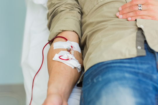 Donora asinis katrā ziedošanas reizē tiek pārbaudītas arī uz C un B hepatīta izraisītājiem.