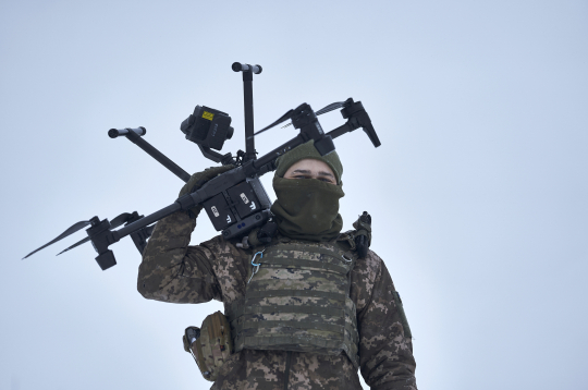 Mūsdienās bezpilota lidaparātiem ir arvien lielāka loma karadarbībā. Ukraina izmanto arī kaujas dronus, ar kuriem iespējams uzbrukt ienaidnieka infrastruktūras objektiem pat simtiem kilometru attālumā.