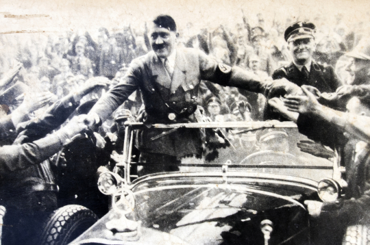 Ādolfs Hitlers sveicinās ar saviem faniem. Antīkas fotogrāfijas reprodukcija. Bet varbūt tas nemaz nav pats Hitlers?