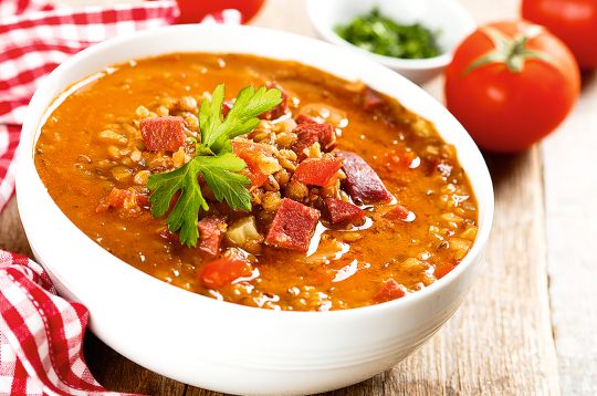 Lēcu zupa ar dārzeņiem.