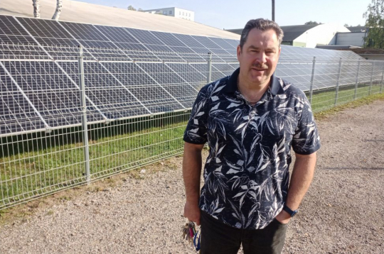 "Pie halles ar saules paneļu uzstādīšanu vairs nevaram izvērsties, jumtam neķersimies klāt, jo tas nav paredzēts, lai krautu papildu lietas, turklāt tad būtu grūtāk ziemā tīrīt," spriež Ēriks Miļuns.
