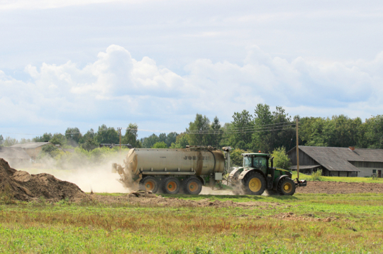 Kūtsmēslu izkliedēšana. Ilustratīvs attēls.