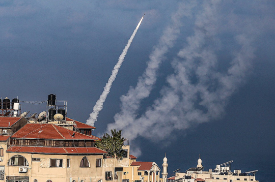 No Gazas pilsētas uz Izraēlu izšautās raķetes.