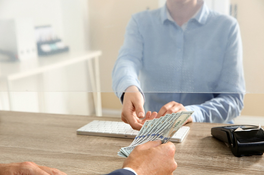 Banku klients. Kreditēšana, nauda. Ilustratīvs attēls. 