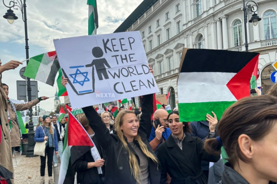 Norvēģu studente ar antisemītisku plakātu. Norvēģu studente ar antisemītisku plakātu.