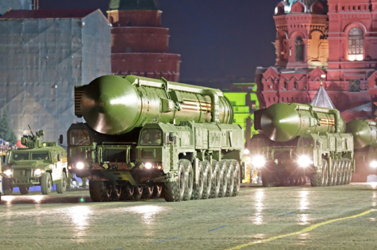 Krievijas starpkontinentālās ballistiskās raķetes naktī pirms 9. maija parādes Sarkanajā laukumā Maskavā