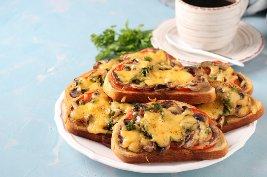 Karstmaizītes ar sēnēm, papriku un mocarellu. Karstmaizītes ar sēnēm, papriku un mocarellu.