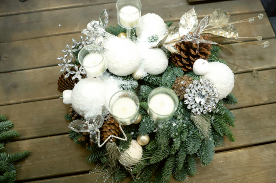 Adventes vainags vienotā krāsu tonī.