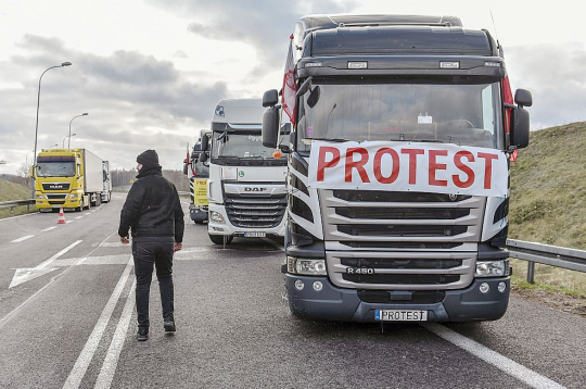 Protestētāju furgons pie Hrebennes robežpārejas punkta Polijā. Robežas blokāde Ukrainas ekonomikai līdz šim nodarījusi aptuveni daudzu miljonu eiro zaudējumus.