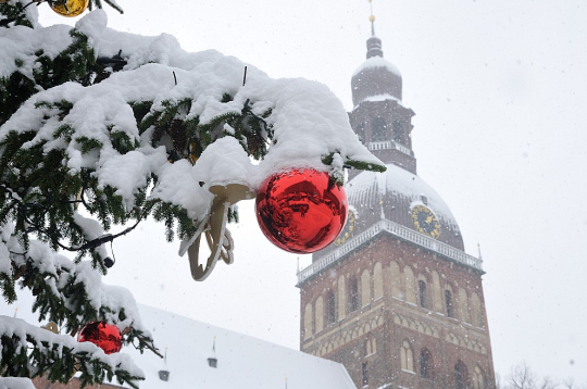 Vakar, Pirmajā adventē, Rīgā Rātslaukumā un Doma laukumā tika iedegtas galvaspilsētas lielākās Ziemassvētku egles.