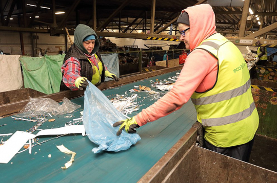Mājsaimniecību jau sašķirotie atkritumi vēlreiz tiek šķiroti "Eco Baltia vide" savākšanas centrā. Tur no tiem atšķiro 20–25% nepārstrādājamo materiālu, kurus sagatavo izmantošanai par kurināmo.