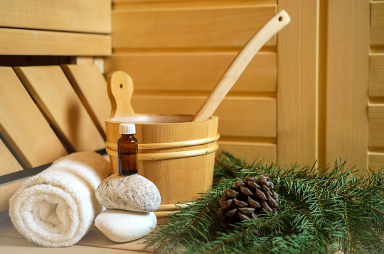 Klāt ir ziema, gada tumšākais laiks, taču arī tā ienes pirtī savas krāsas un sajūtas ar zaļo skuju aromātu un sniega baltumu.