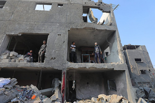 Skats uz sagrautu māju Nusairātas bēgļu nometnē Gazas joslā pēc Izraēlas spēku veiktā trieciena 18. decembrī. 