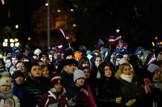 Par godu Latvijas Republikas proklamēšanas 105. gadadienai cilvēki sapulcējušies uz svētku koncertu pie brīvības pieminekļa.