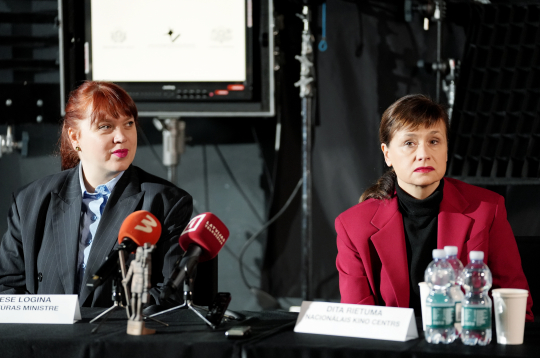 Kultūras ministre Agnese Logina (no kreisās) un Nacionālā kino centra vadītāja Dita Rietuma piedalās Nacionālās kino balvas "Lielais Kristaps" preses konferencē, kurā tiek paziņoti šī gada "Lielais Kristaps" nominanti un Balvas par mūža ieguldījumu filmu mākslā laureāts.
