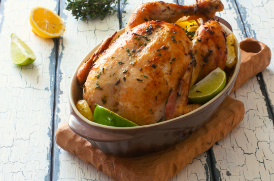 Cepts cālis ar medus glazūru un citroniem. Cepts cālis ar medus glazūru un citroniem.