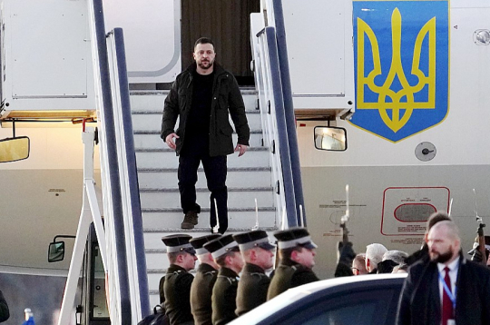 Ukrainas prezidents Volodimirs Zelenskis ierodas Rīgas lidostā. Ukrainas prezidents Volodimirs Zelenskis ierodas Rīgas lidostā.