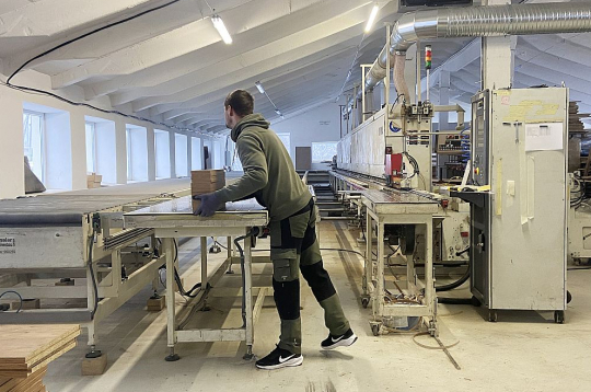 Masīvkoka mēbeļu ražošanas process ražotnē. Masīvkoka mēbeļu ražošanas process ražotnē.