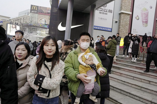 Ķīnas dzimstības līmenis pērn samazinājās.