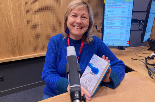 Nora Ikstena. Viesojoties Latvijas Radio raidījumā "Kultūras rondo". Nora Ikstena. Viesojoties Latvijas Radio raidījumā "Kultūras rondo".