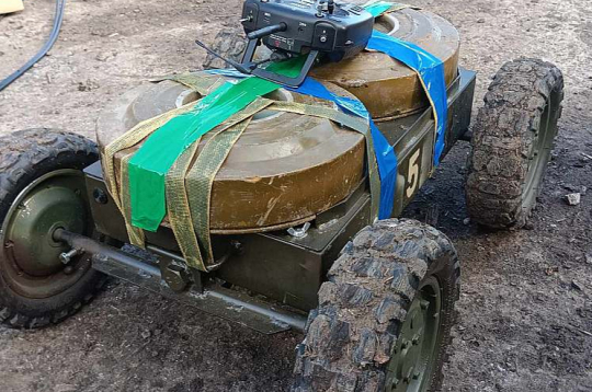 Pie drona piestiprinātas prettanku mīnas.