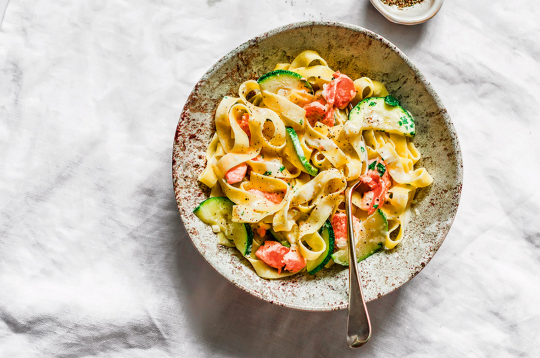 Makaroni ar kūpināta laša mērci.