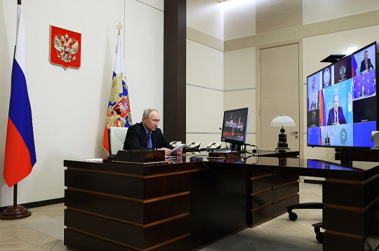Krievijas diktators Vladimirs Putins, videokonferences režīmā, vadot Krievijas Federācijas Drošības padomes sēdi.