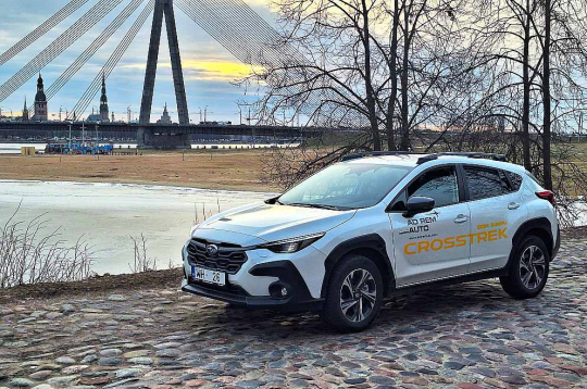 "Subaru Crosstrek" slikta ceļa testu – pārbaudījumu uz Rīgas bruģa – iztur godam.