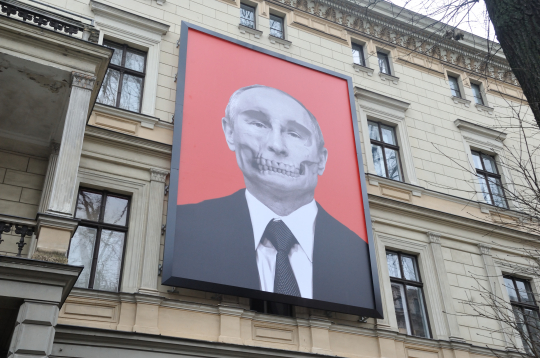 Putina plakāts pie Krievijas vēstniecības. 