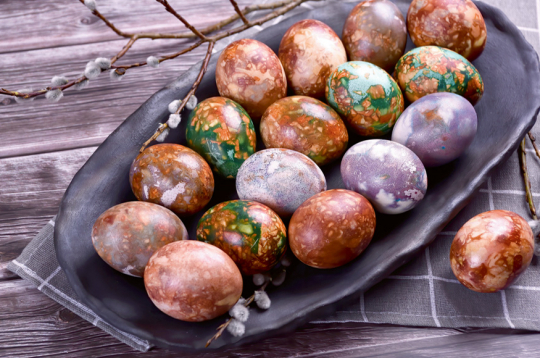 Olu krāsošana ir daļa no Lieldienu maģijas. Visvērtīgākās skaitās sarkanas olas, jo senlaikos tādas bija grūti nokrāsot. Olu krāsošana ir daļa no Lieldienu maģijas. Visvērtīgākās skaitās sarkanas olas, jo senlaikos tādas bija grūti nokrāsot.