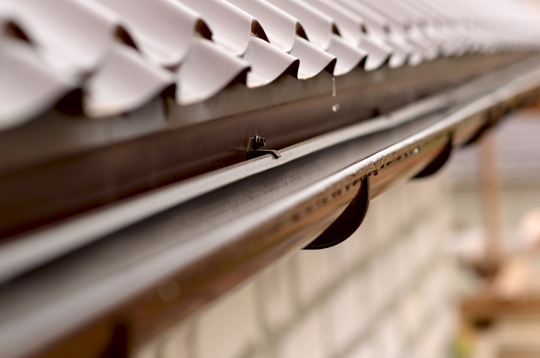 Notekām jābūt pieskaņotām gan jumta materiālam, gan ēkas fasādei, bet galvenais jāspēj pildīt savu funkciju – novadīt visu ūdeni, kas notek no jumta.