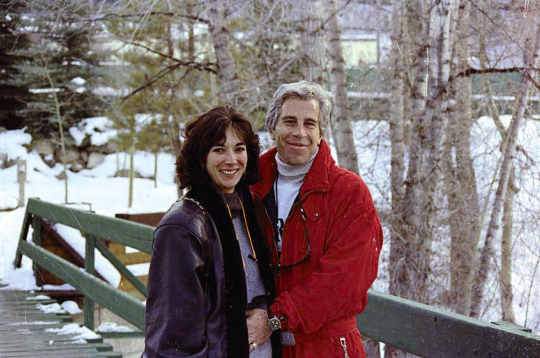 Džefrijs Epstīns un viņa draudzene un uzticības persona Gisleina Maksvela, kura nodarbojās ar mazgadīgo mīlas verdzeņu meklēšanu un vervēšanu.