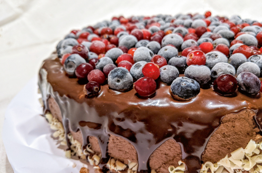 Biezpiena torte ar šokolādi vai marcipānu .