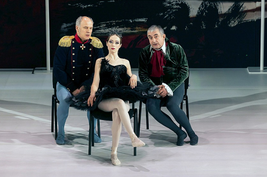 Evelīna Priede Melnā gulbja lomā ar Andra Keiša atveidoto ģenerāli Jepančinu (no kreisās) un Gundara Āboliņa Tocki.