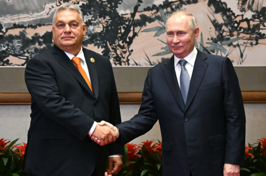 Ungārijas premjers Viktors Orbāns (no kreisās) pagājušogad Ķīnā tikās ar Krievijas diktatoru Vladimiru Putinu un nevairījās spiest viņam roku. Ungārija ir Eiropas Savienības un NATO dalībvalsts, taču Orbāna vadībā tā joprojām uztur draudzīgas attiecības ar Krieviju un liek šķēršļus kaimiņvalsts Ukrainas ceļā uz ES.