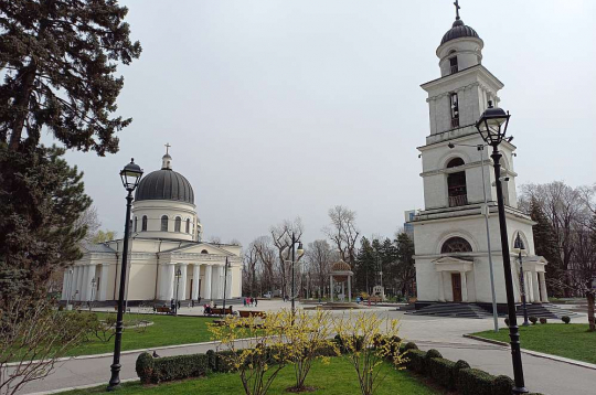 1836. gadā celtā pareizticīgo katedrāle pilsētas centrā pārstāv veco Kišiņevas arhitektūru. Pa labi – zvanu tornis, kas padomju varas gados iznīcināts, bet, sākoties "perestroikas" atkusnim – atjaunots.