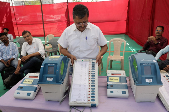 Indijas amatpersonas apskatei izlikušas elektroniskās vēlēšanu mašīnas. Kopā vēlēšanām sagatavoti 5,5 miljoni šādu mašīnu.