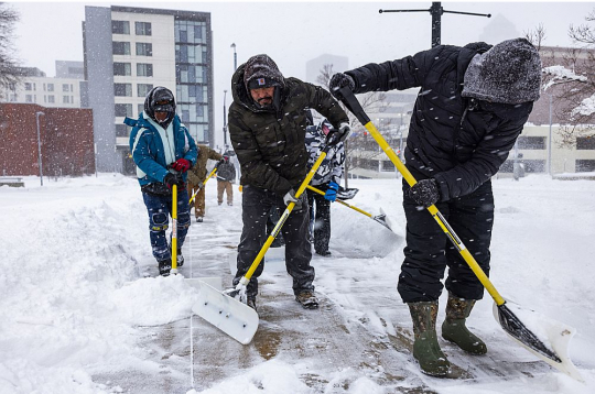 Ziema. Sniegs. ilustratīvs attēls.