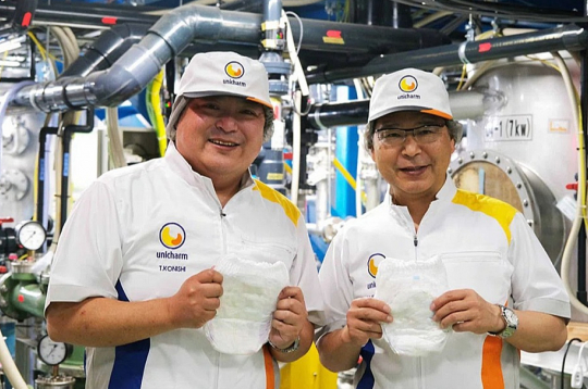 Japānas higiēnas preču ražotāja "Unicharm" pārstāvji.