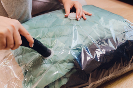 Retāk izmantojamas vai sezonālas drēbes, biezākas segas var salikt vakuuma maisos. 