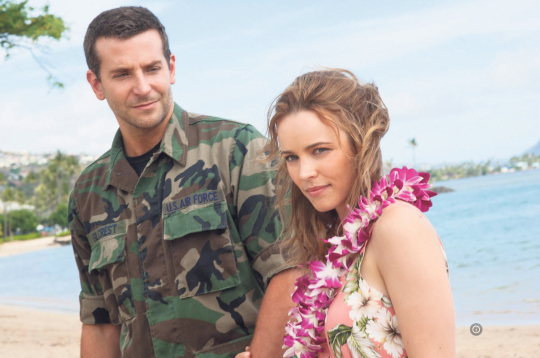 Bredlijs Kūpers un Reičela Makadamsa filmā "Aloha".