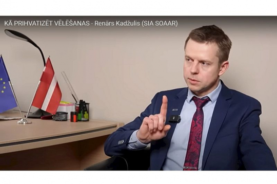 Pirms gada, 2023. gada maijā, Renārs Kadžulis partijas "Latvija pirmajā vietā" "youtube.com" kanālā garā intervijā klāstīja savas pārdomas par vēlēšanu organizēšanu. Pusgadu vēlāk viņš kļuvis par šīs partijas biedru. Jāpiebilst, ka uzņēmums "Soaar" sadarbību ar Centrālo vēlēšanu komisiju sāka 2010. gadā, kad CVK vadīja nelaiķis Arnis Cimdars, kurš 2021. gadā pievienojās Šlesera veidotajai partijai "Latvija pirmajā vietā" un kļuva par partijas ģenerālsekretāru.