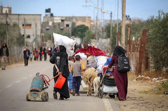 Pēc Izraēlas armijas izplatītā aicinājuma palestīnieši dodas prom no Rafahas.
