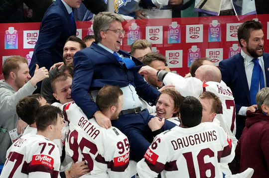 Pērn Latvijas hokeja izlasei pasaules čempionāts noslēdzās ar bronzas medaļām un galvenā trenera Harija Vītoliņa urravāšanu gaisā. Tagad komanda ir gatava rakstīt jaunu lappusi Latvijas hokeja vēstures grāmatā.