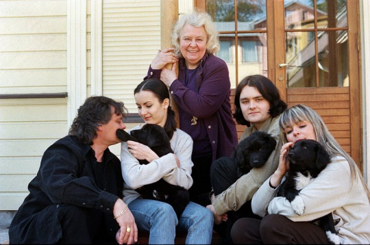 Baiba Indriksone kopā ar ģimeni 2008. gadā: Aivars Leimanis (no kreisās), Elza Leimane, Gusts Leimanis un Gunta Leimane.
