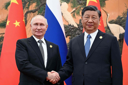 Krievijas vadonis Vladimirs Putins (no kreisās) un Ķīnas prezidents Sji Dzjiņpins Pekinā pagājušā gada oktobrī.