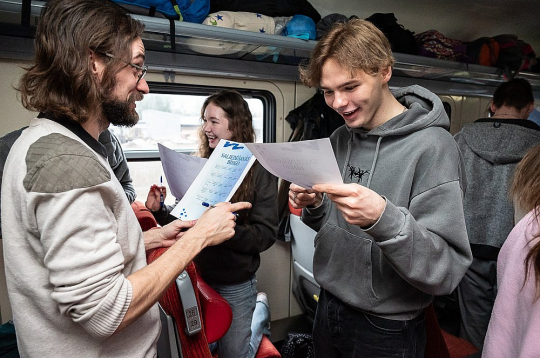 Starptautiskais pasākums "Hop on the train of Europe" pulcēja vairāk nekā 70 jauniešus no Latvijas, kas vilcienā devās uz Valgu, lai kopā ar Igaunijas jauniešiem atzīmētu Eiropas Jaunatnes nedēļu. Pa ceļam ceļabiedru iepazīšanas spēle "Saliedēšanās bingo".