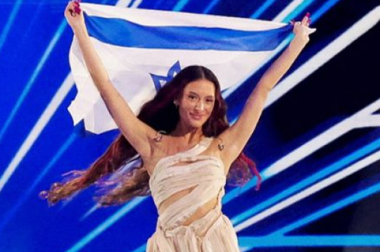 Edenas Golanas uznāciens ar valsts karogu Eirovīzijas dziesmu konkursa finālā 11. maijā.